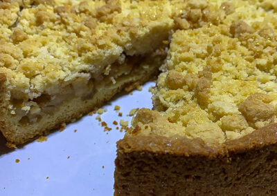 Torta di mele con mandorle e crumble